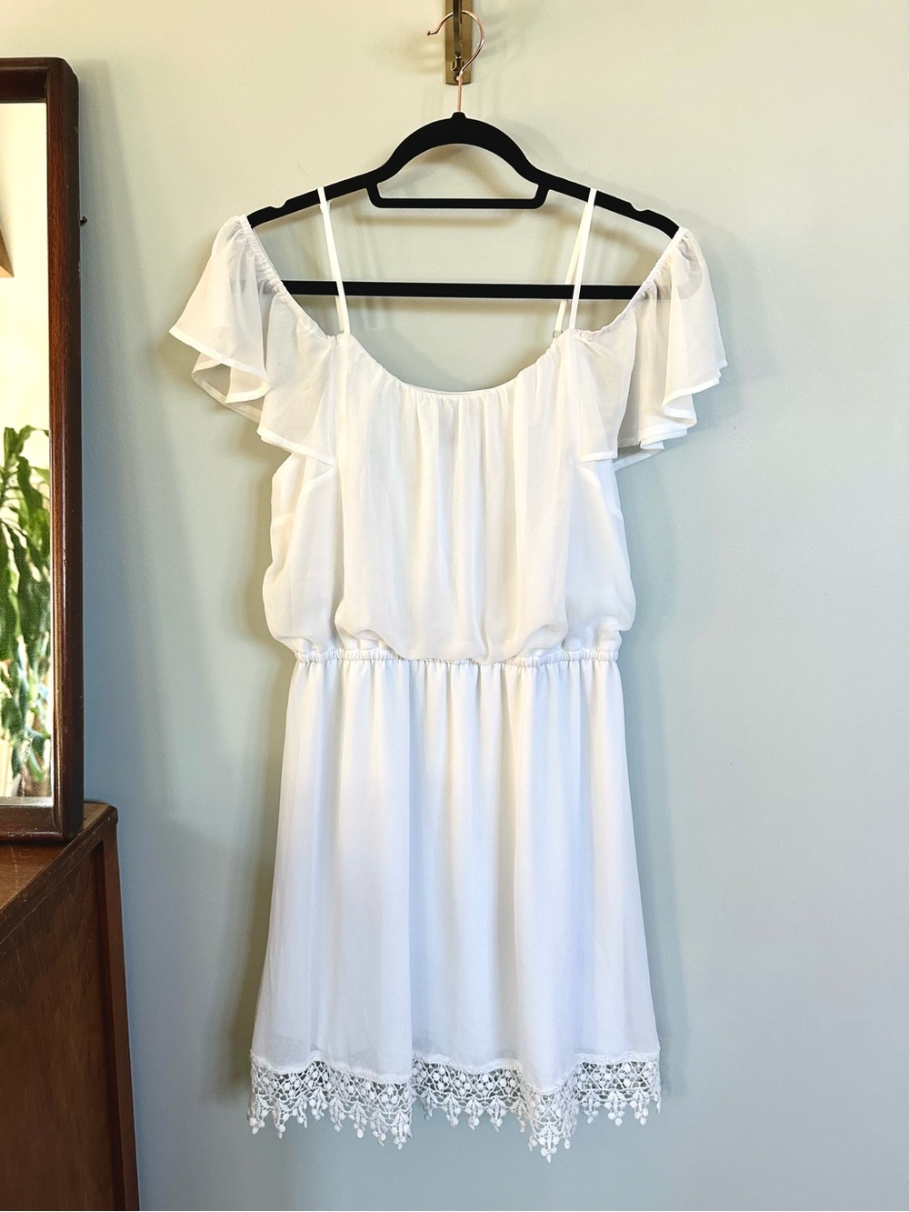 Thalia Sodi White Off Shoulder Flutter Sleeve Crochet Hem Dress M